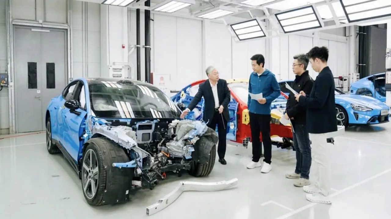 الرئيس التنفيذي لي جون يفكك سيارة شاومي في بث مباشر لاستعراض جودة المواد